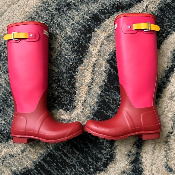 Tall red Hunter rain boots size 6. - Picture 2 of 5